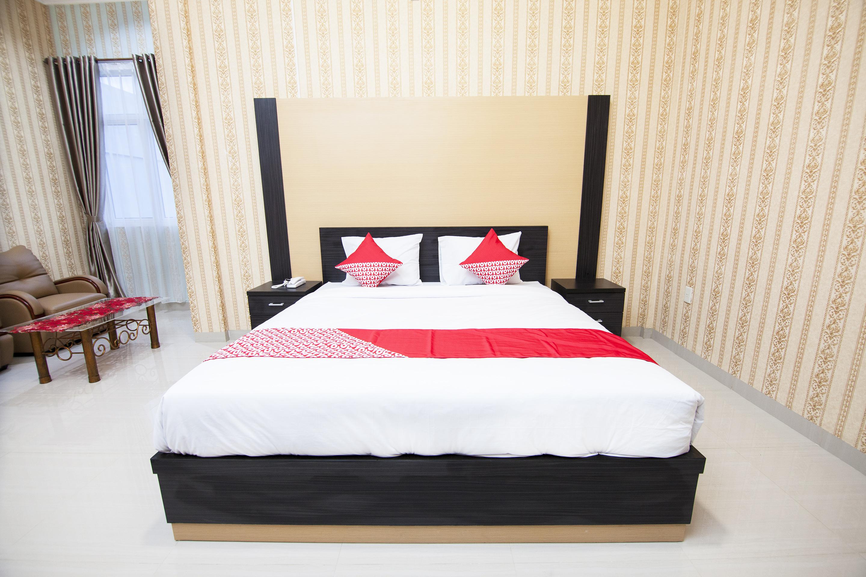 Capital O 540 Esther Hotel Balige Exteriör bild