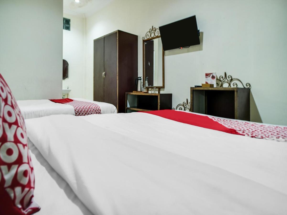 Capital O 540 Esther Hotel Balige Exteriör bild