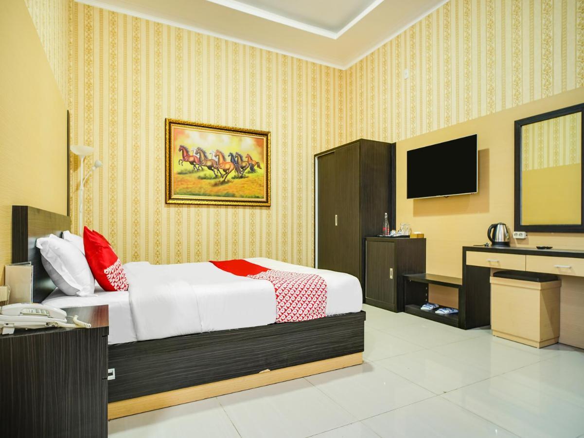 Capital O 540 Esther Hotel Balige Exteriör bild