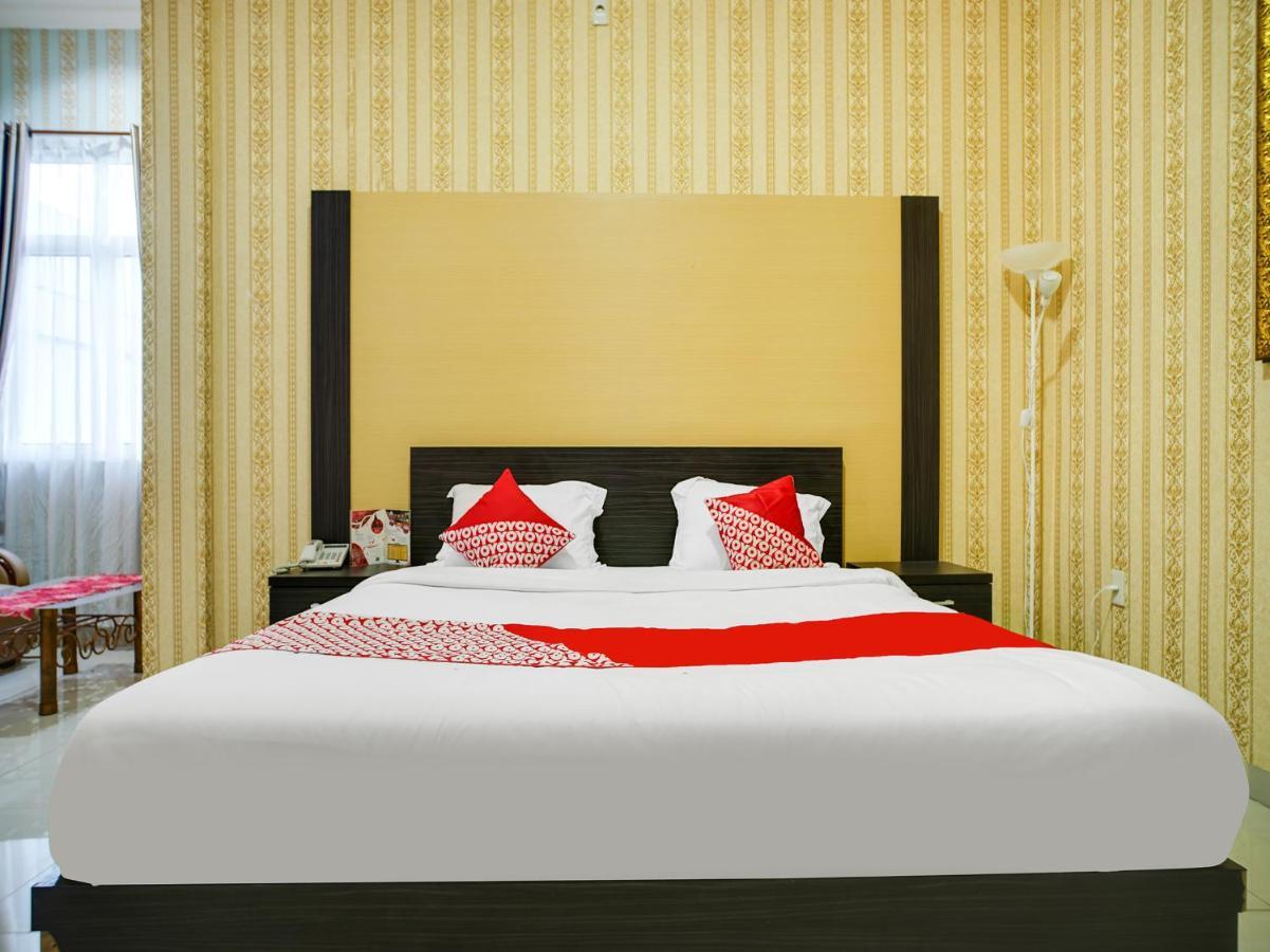 Capital O 540 Esther Hotel Balige Exteriör bild